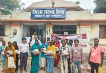 संचारी रोग पदाधिकारी के नेतृत्व में टीबी मरीजों के बीच पौष्टिक पोषाहार का वितरण