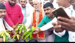 एक पेड़ मां के नाम डॉ प्रेम कुमार आम का पेड़ कोऑपरेटिव बैंक में लगाते हुए