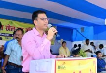 जिला स्तरीय विद्यालय खेल प्रतियोगिता में DM ने किया खिलाड़ियों का उत्साहवर्धन, मतदान के लिए किया प्रेरित