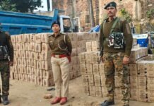 ढाका में मद्यनिषेध विभाग की बड़ी कार्रवाई: गिट्टी लोड हाईवा से 4,167 लीटर अंग्रेजी शराब बरामद