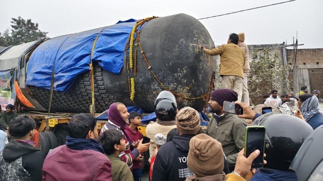 6959e3e8425c0-worlds-largest-shivling-reaches-bihar-virat-ramayan-temple-045202659-16x9