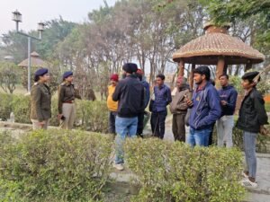 पार्को में पहुँची पुलिस