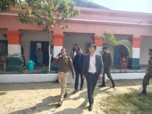 इंटर के परीक्षा  निरीक्षण करते डीएम और एसपी