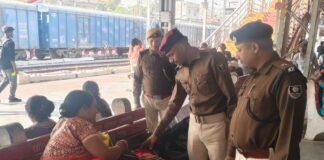 होली पर अलर्ट मोड में मोतिहारी रेलवे स्टेशन: बाहर से आने वाली ट्रेनों में सघन जांच, शराबबंदी को लेकर रेल पुलिस सतर्क