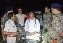 अरेराज: उत्पाद विभाग की बड़ी कार्रवाई—शराब के साथ दो तस्कर गिरफ्तार, तीन पियक्कड़ धराए, बाइक जब्त