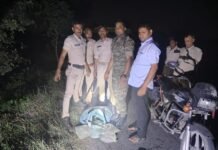 शराब तस्करों पर उत्पाद विभाग की बड़ी कार्रवाई: तीन गिरफ्तार, 80 लीटर चुलाई शराब और बाइक बरामद