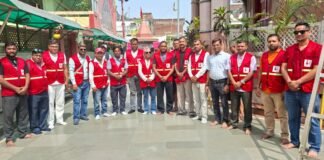 विश्व हिंदू परिषद नेपाल ने नेपाल हिंदू पत्रकार एसोसिएशन को 30 जैकेट सौंपीं
