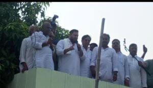 भीड़ में जगह नहीं मिलने के कारण जनता को छत से किया संबोधित