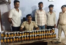अरेराज में उत्पाद पुलिस को मिली बड़ी सफलता, विदेशी शराब और बाइक के साथ तस्कर गिरफ्तार