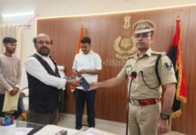 पूर्वी चंपारण पुलिस ने 25 लाख रुपये के 128 खोए और चोरी हुए मोबाइल लौटाए, लोगों के चेहरों पर लौटी मुस्कान