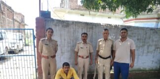 उत्पाद पुलिस की बड़ी कार्रवाई: इंग्लिश चौक पर 6 लीटर से अधिक विदेशी शराब के साथ एक धंधेबाज गिरफ्तार, मोटरसाइकिल जब्त