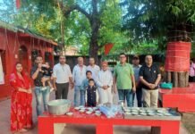 भारत विकास परिषद् ने दक्षिणमुखी हनुमान मंदिर में किया खीर प्रसाद का वितरण